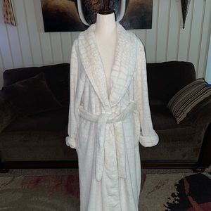 Kay Anna • Small • Plush • Pink/White • Robe